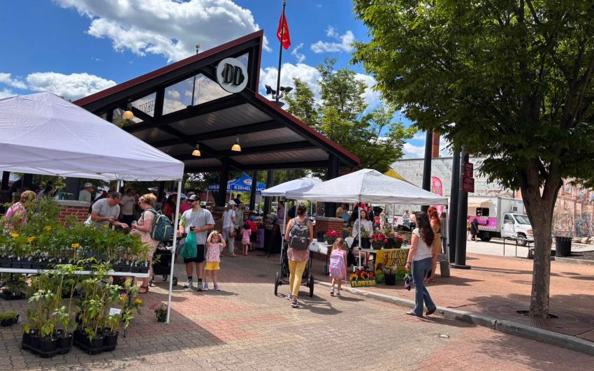 Altoona Farmers Market Continues Through October at Heritage Plaza